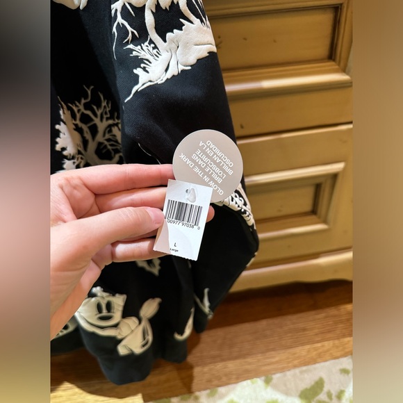 New with tags - Disney - Mickey & Minnie Mouse Halloween Glow-in-the-Dark Hoodie - Picture 4 of 10